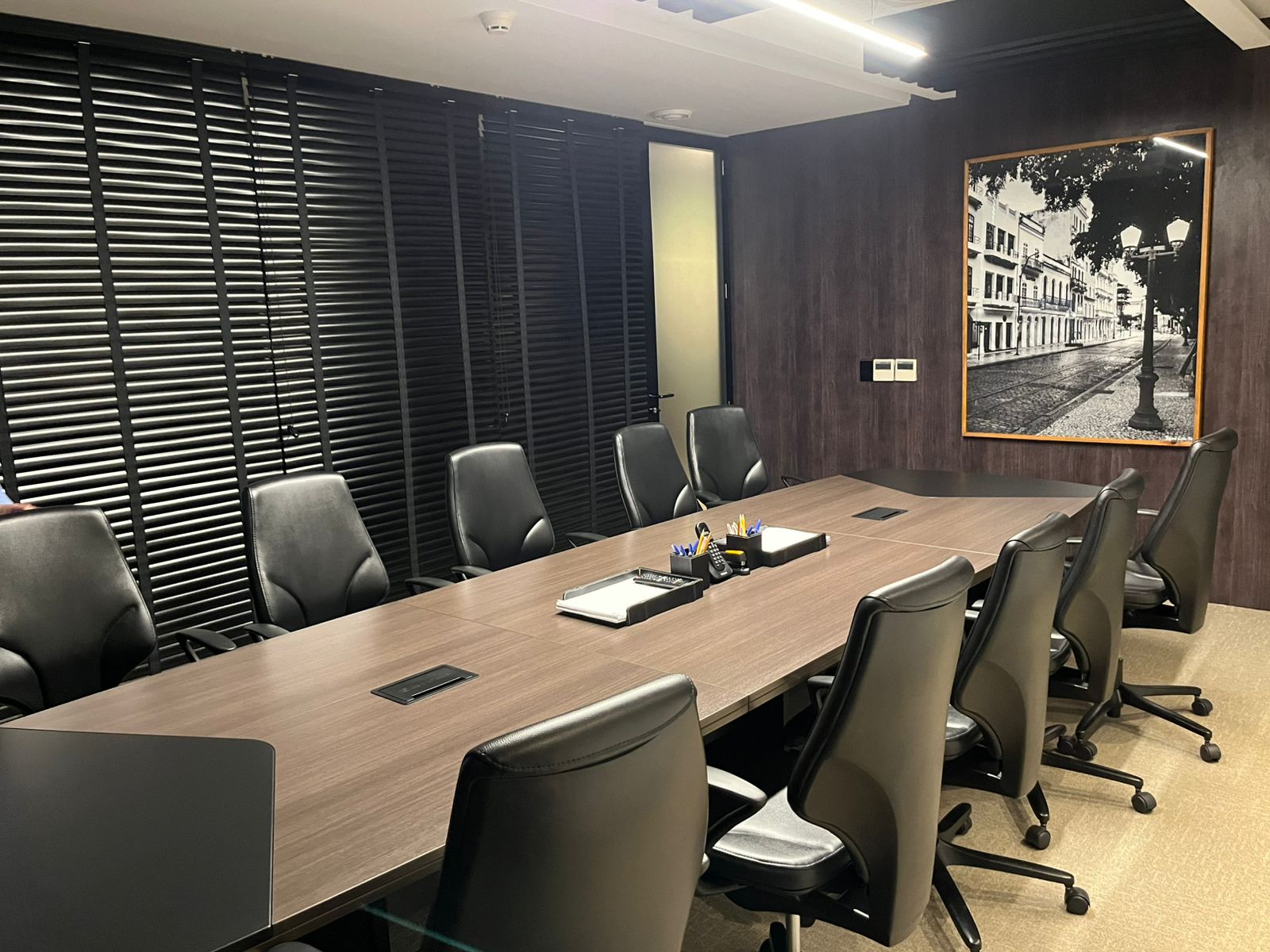 Dois profissionais em uma reunião estratégica